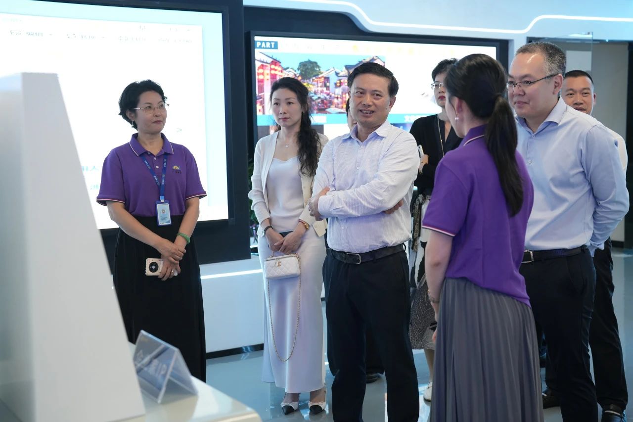 民盈集团、天安数码城向导一行莅临尊龙体育集团旅行交流