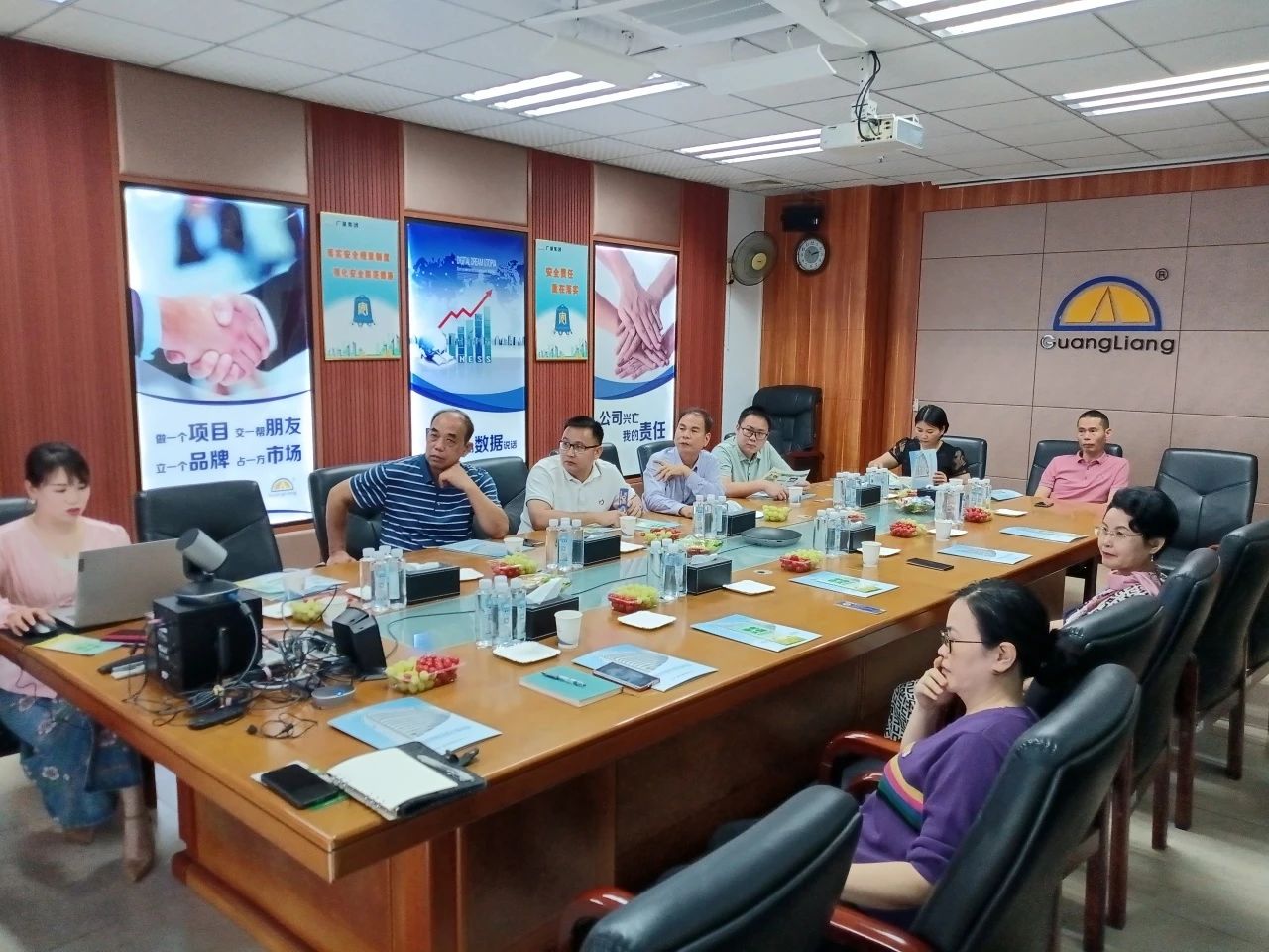 高州市根子镇政府党委及商会向导一行莅临尊龙体育集团交流座谈同营生长