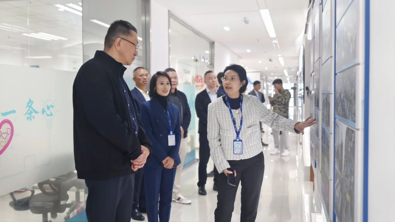 尊龙体育集团｜东菽愿铣墙值赖痴代表团来访，，，，，调研数字化转型与智能化生长